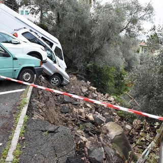 Sanremo: smottamento di terreno in via Goethe, crolla una parte della strada, macchine parcheggiate in bilico (Foto)