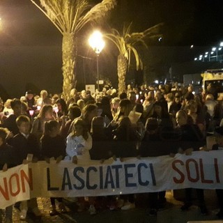 Ventimiglia: alcune centinaia di persone alla fiaccolata per don Luca e per le Suore dell'Orto (Foto)