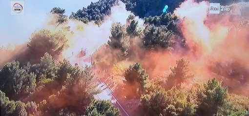 Incendio sul Capo Berta durante il passaggio della 110a edizione della Milano-Sanremo: identificati  e denunciati gli autori