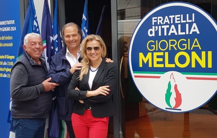 Elezioni Sanremo: Stefania Rulfi (FdI) fa visita al point di Rolando in vista delle amministrative