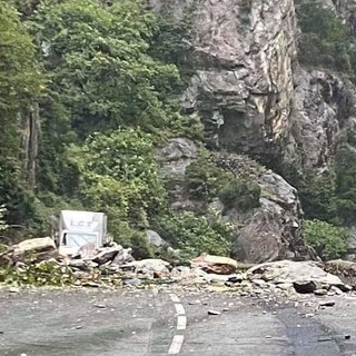 La frana caduta sulla strada