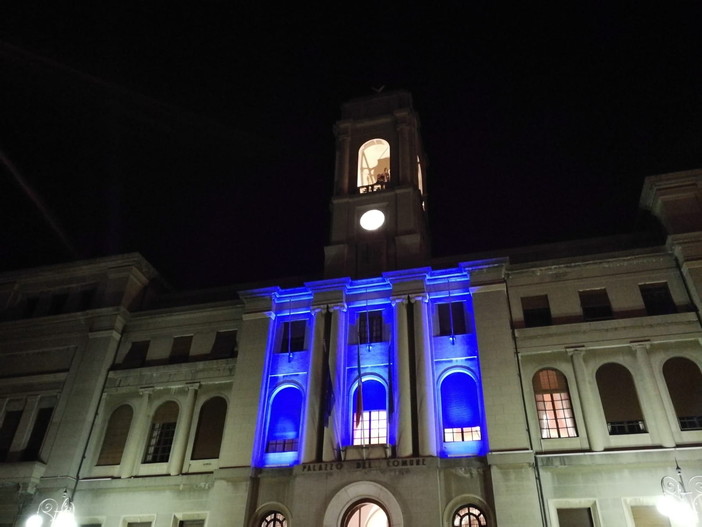 Imperia: per la Giornata Mondiale della Consapevolezza sull'Autismo oggi il Comune si illumina di blu