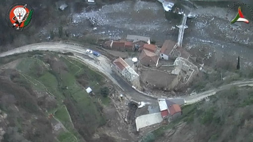 Rezzo: immagini dall'elicottero della Protezione Civile per i geologi che dovranno eseguire i rilievi sulla frana (Video)