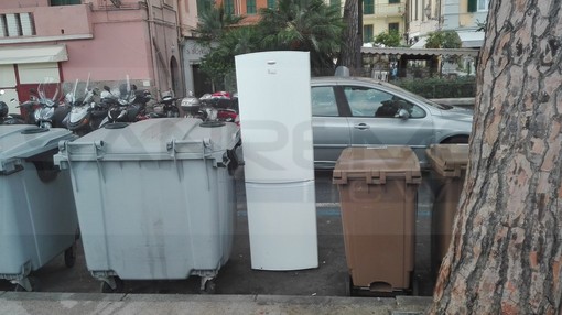 Sanremo: un bel frigorifero buttato tra i cassonetti a due passi dalla 'movida', che vergogna nel pieno centro città!