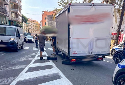 Sanremo: furgone perde ruota in via Martiri, traffico in tilt nell'area del Mercato