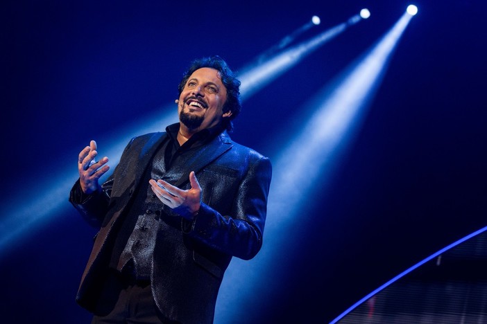 Festival di Sanremo 2024: Enrico Brignano aprirà la serie degli ospiti sulla Costa Smeralda