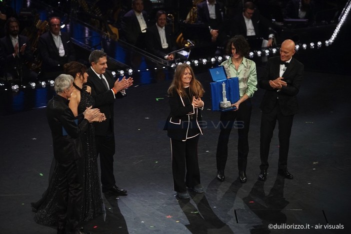 La premiazione sul palco dell'Ariston (Foto di Duilio Rizzo)