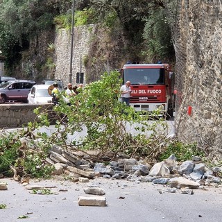 Badalucco: frana parete all'ingresso del paese, ferito uomo in auto &quot;Mi è andata bene...&quot; (Foto e video)