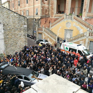 Ventimiglia: il Sestiere Ciassa, palloncini bianchi ed un lungo applauso di amici e parenti per Irene (Foto e Video)