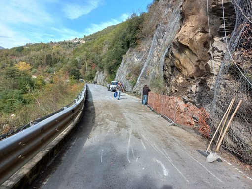 Frana tra Agaggio e Molini di Triora: riapre la SP548 con guardiano, l'intera parete è a rischio