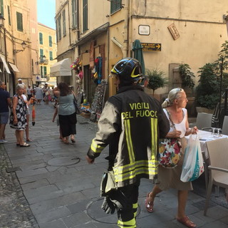 Sanremo: fuga di gas tra via Saccheri e via Corradi, intervento di Vigili del Fuoco, Municipale e Italgas (Foto)