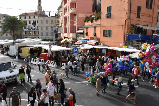 Sanremo: San Romolo e la Fiera d'Ottobre portano in centro migliaia di persone, tutti in cerca dell'affare (Foto)