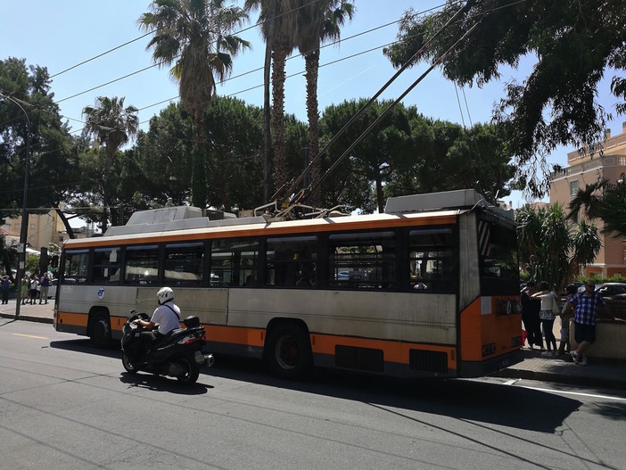 Uno dei filobus in servizio sulla linea Taggia-Ventimiglia