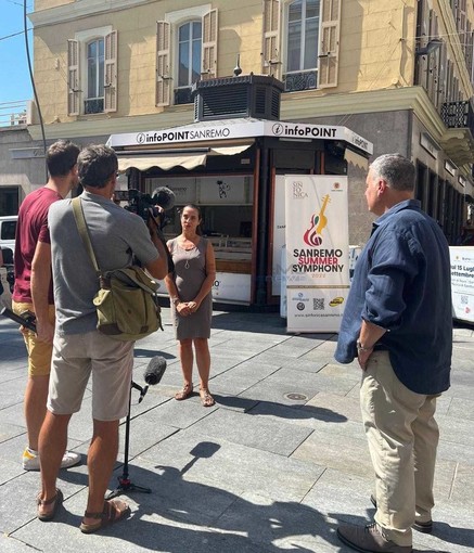 La troupe di France 3 all'infopoint di via Matteotti