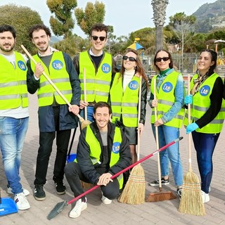 Flash mob a Ventimiglia, “Lacune nel capitolato dei servizi di igiene urbana”: The Lab pulisce le strade del centro città (Foto e video)