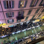 Manca poco al Green Carpet: in migliaia aspettano la sfilata dei 30 artisti in gara (Foto)