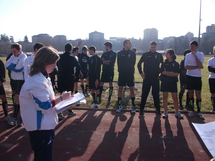 Federica Sibilla mentre coordina i test atletici degli arbitri liguri