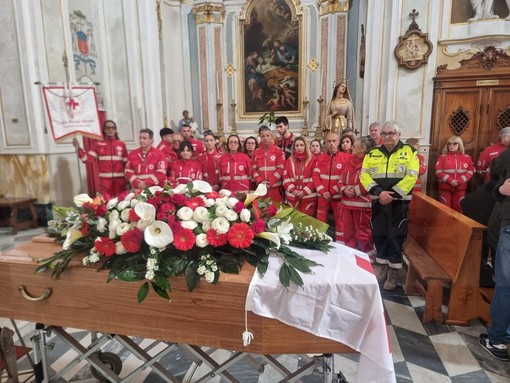 Sanremo: in 300 per dare l'ultimo saluto al volontario della Croce Rossa Nunzio Ferratusco (Foto)