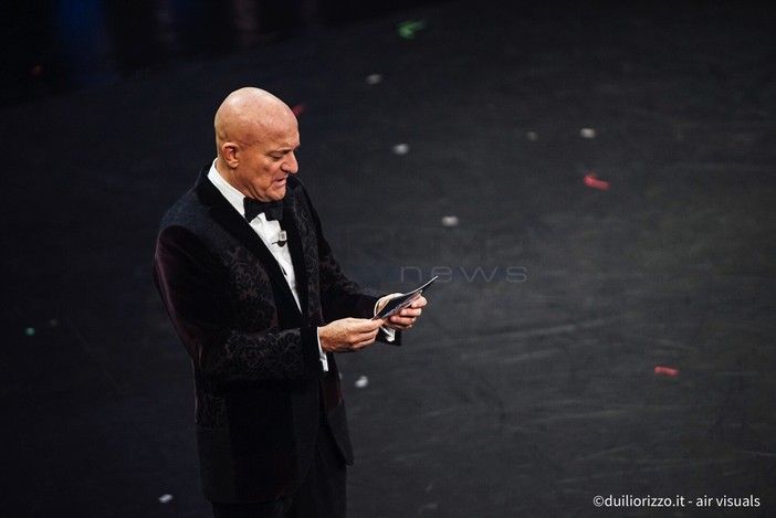 Claudio Bisio legge i messaggi (Foto Duilio Rizzo)