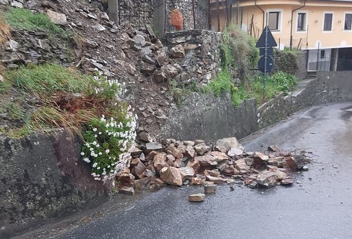 Aurigo, pioggia incessante:  cede un muro sopra la strada provinciale nel paese (Foto)