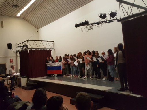 Successo per il Festival delle Lingue al Liceo Aprosio di Ventimiglia: un pomeriggio di cultura e divertimento (Foto)