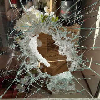 Ventimiglia: furto con spaccata questa notte ai danni di un negozio tra via Cavour e via Ruffini (Foto)