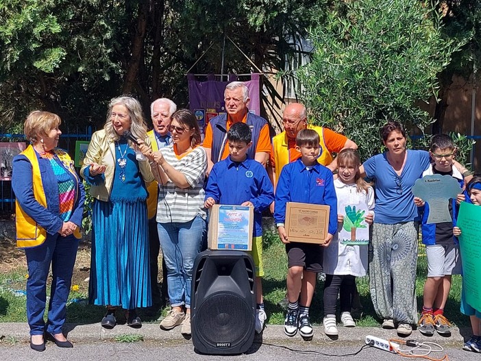 Lo spirito ambientale del Lions Club Ventimiglia: piantumato un mandarino alla Primaria 'Biancheri' (Foto)