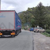 Frana a Soldano, camion rimane incastrato. Il sindaco Cassini: &quot;A breve intervento di ripristino da parte della Provincia&quot; (Foto)