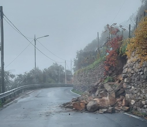Sanremo: primi effetti della pioggia di ieri, muro franato in strada Senatore Ernesto Marsaglia (Foto)