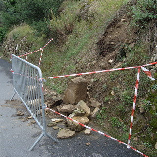 Diano Marina: crolla un muretto sulla strada per la frazione Muratori