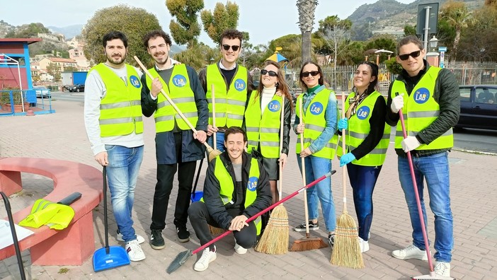 Flash mob a Ventimiglia, “Lacune nel capitolato dei servizi di igiene urbana”: The Lab pulisce le strade del centro città (Foto e video)