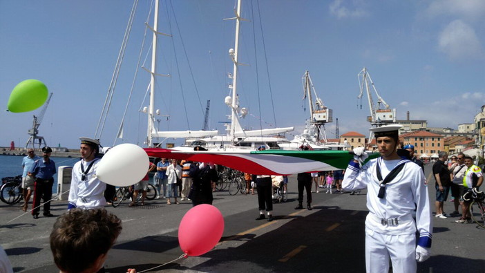 Imperia: questa mattina le celebrazioni ufficiali della Festa della Repubblica, il tricolore arriva dal mare (Foto e Video)