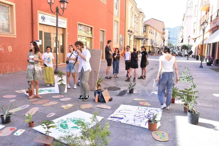 Fridays For Future scende in strada a Ventimiglia: &quot;Chi semina utopie raccoglie realtà&quot;