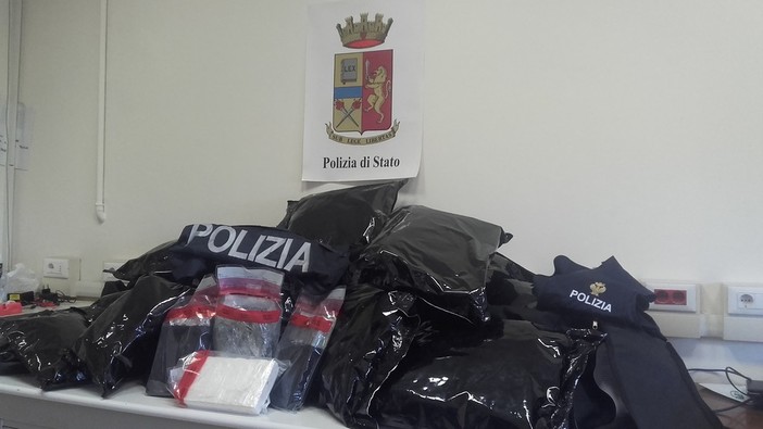 Imperia: arrestato uomo di 40 anni dalla Polizia di Stato, trasportava 20 kg di marijuana e 4,5 kg di cocaina