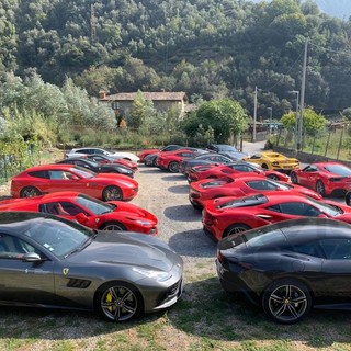 Carovana Ferrari fa tappa a Badalucco: le supercar in viaggio dalla Francia a Maranello