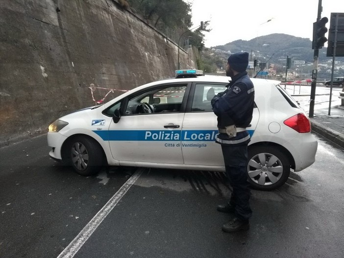 Ventimiglia: rimane chiuso al traffico corso Francia per la frana di ieri, si passa da corso Toscanini (Foto)