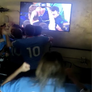 Sanremo: in un bar di corso Marconi il raduno dei tifosi matuziani del Napoli per la festa scudetto (Video)