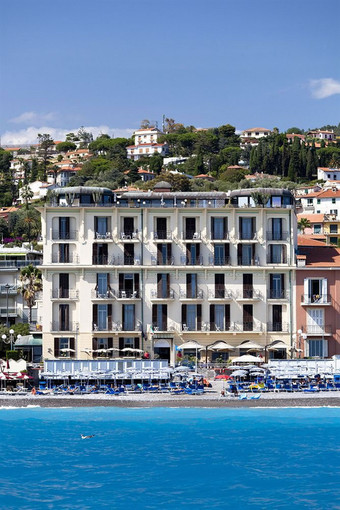 Lavorare al mare da receptionist? Hotel Prestigioso di Bordighera offre opportunità unica