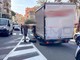 Sanremo: furgone perde ruota in via Martiri, traffico in tilt nell'area del Mercato