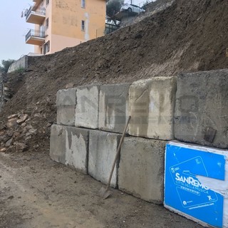 Sanremo: installati i primi blocchi di cemento per la frana di Suseneo Inferiore, domani la riapertura totale (Foto)