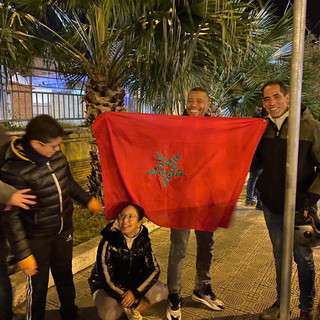 Il Marocco batte la Spagna ai rigori e vola ai quarti finale: esplodono i festeggiamenti a Sanremo (Foto)
