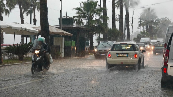 Maltempo: nottata senza pioggia ma è in arrivo il primo fronte perturbato dal mare con precipitazioni e temporali