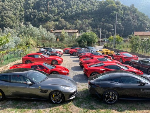Carovana Ferrari fa tappa a Badalucco: le supercar in viaggio dalla Francia a Maranello
