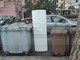 Sanremo: un bel frigorifero buttato tra i cassonetti a due passi dalla 'movida', che vergogna nel pieno centro città!