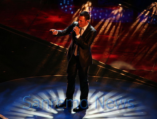 Tiziano Ferro sul palco dell'Ariston nel 2007