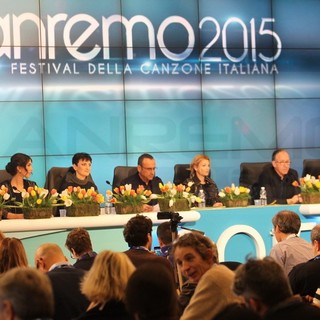 #Sanremo2015: un lettore dopo la conferenza stampa &quot;Ma sui tavoli c'erano i tulipani olandesi?&quot;