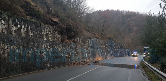 Vessalico: frana sulla Provinciale 453 per Albenga, strada al momento chiusa e intervento in atto