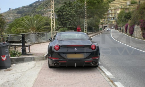 Ospedaletti: sanremesi non siate invidiosi ma da noi le Ferrari vengono parcheggiate sul... marciapiede