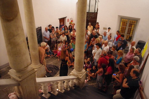 Grande successo ieri sera a Riva Ligure per di “Teatro INpista” con ‘Fiabescum’ da Circe a Biancaneve