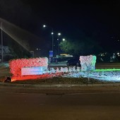 Camporosso celebra la Festa del Tricolore: la rotonda del ponte dell’Amicizia si illumina di verde, bianco e rosso (Foto)